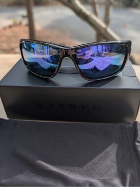 AUTHENTIC Polarized Oakley sunglasses for men BRAND NEW IN BOX!